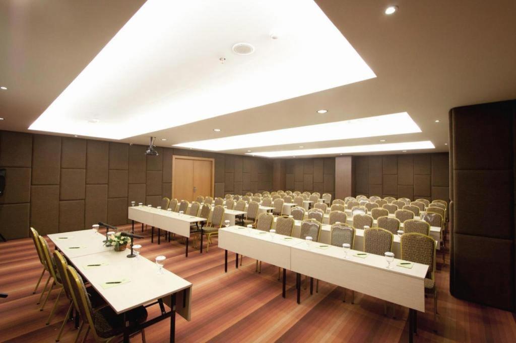 แอสวิน โฮเทล แอนด์ สปา มาคัสซาร์ Hotel มากาซาร์ ภายนอก รูปภาพ
